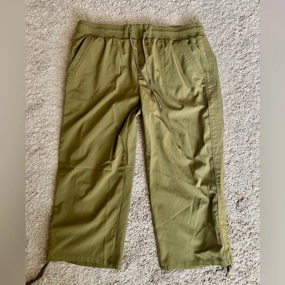 Attyre Woman Pants size 12 Olive Green Polyester Pull on Drawstring Ruched Capri
